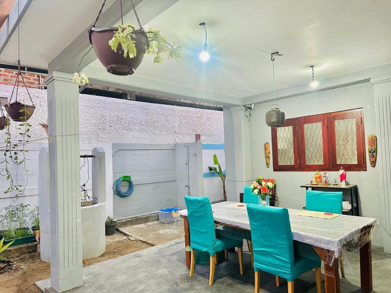 Sea Breeze Guest House Negombo Esterno foto