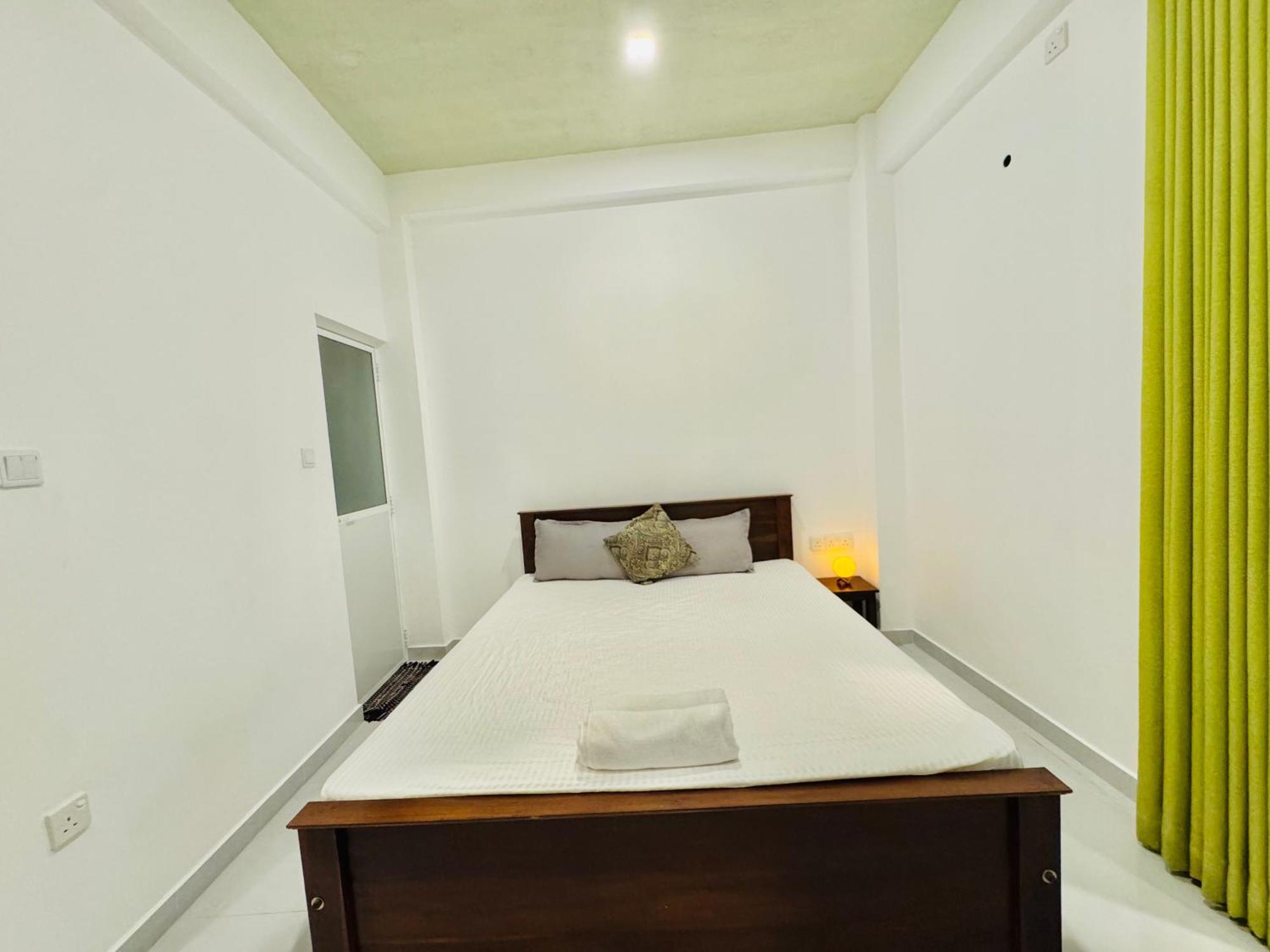 Sea Breeze Guest House Negombo Esterno foto