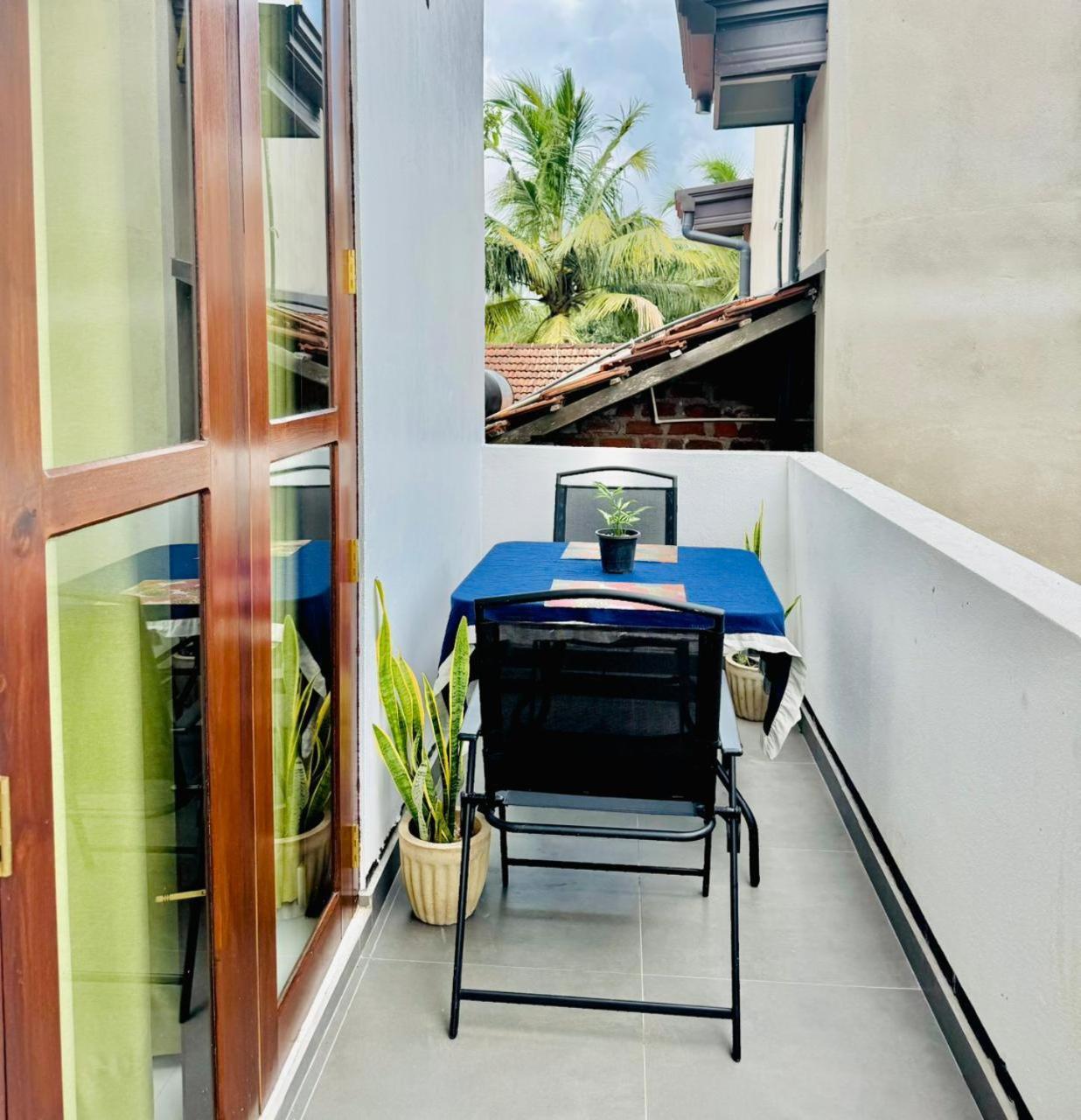 Sea Breeze Guest House Negombo Esterno foto