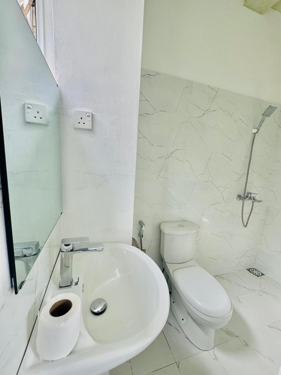 Sea Breeze Guest House Negombo Esterno foto