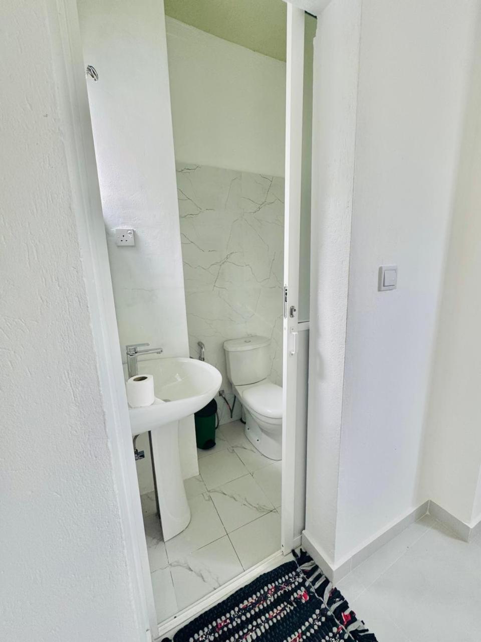 Sea Breeze Guest House Negombo Esterno foto