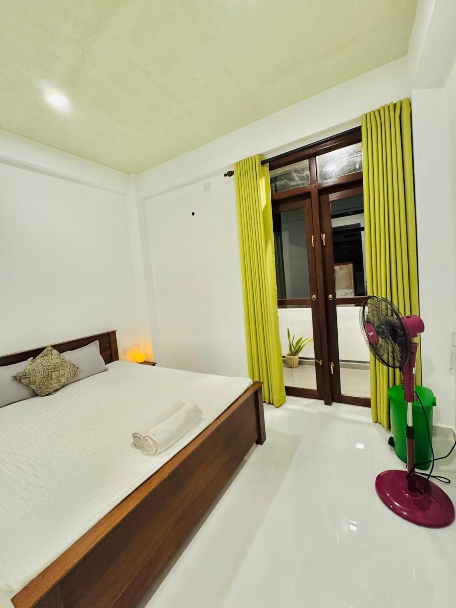 Sea Breeze Guest House Negombo Esterno foto