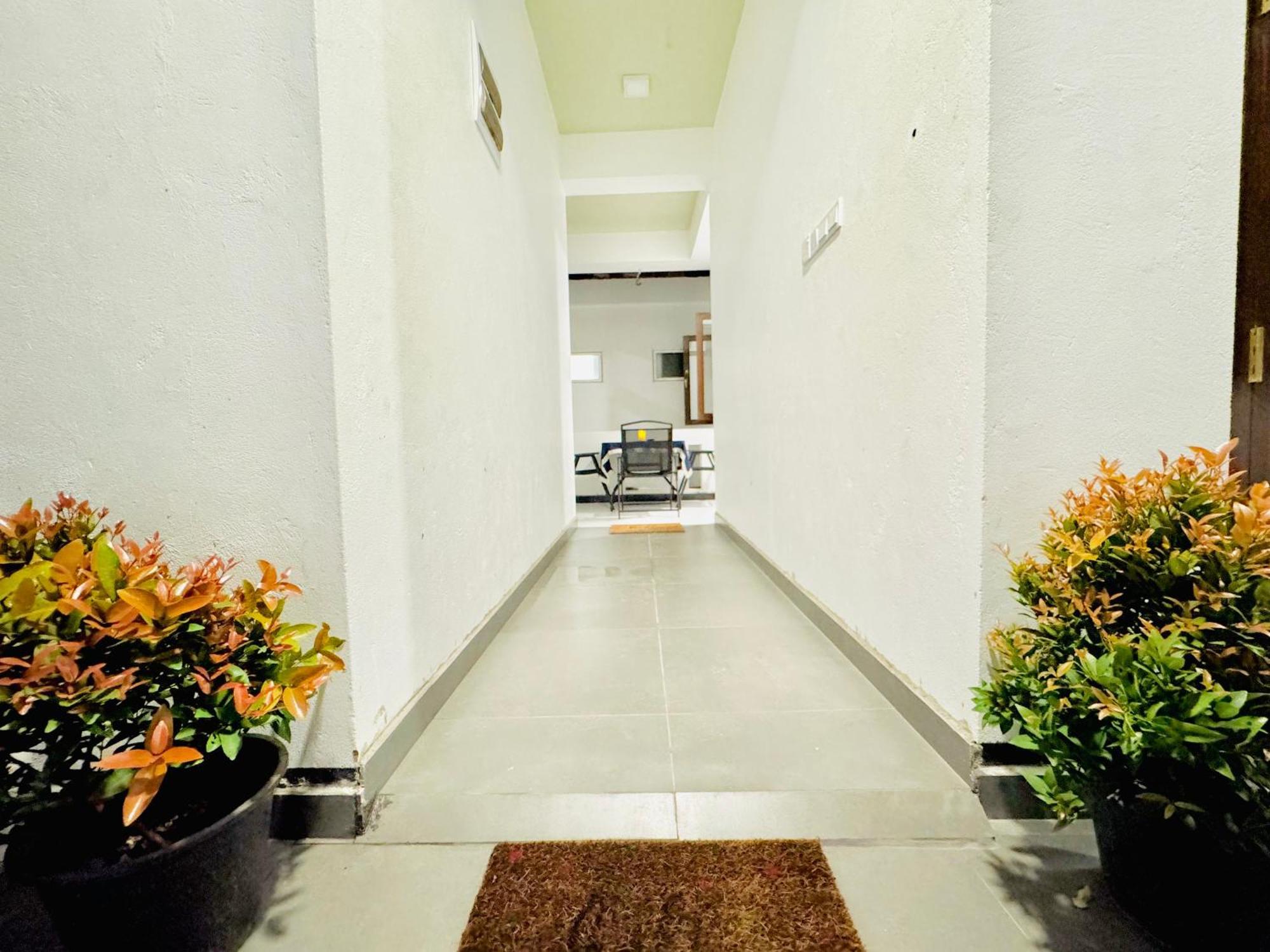 Sea Breeze Guest House Negombo Esterno foto