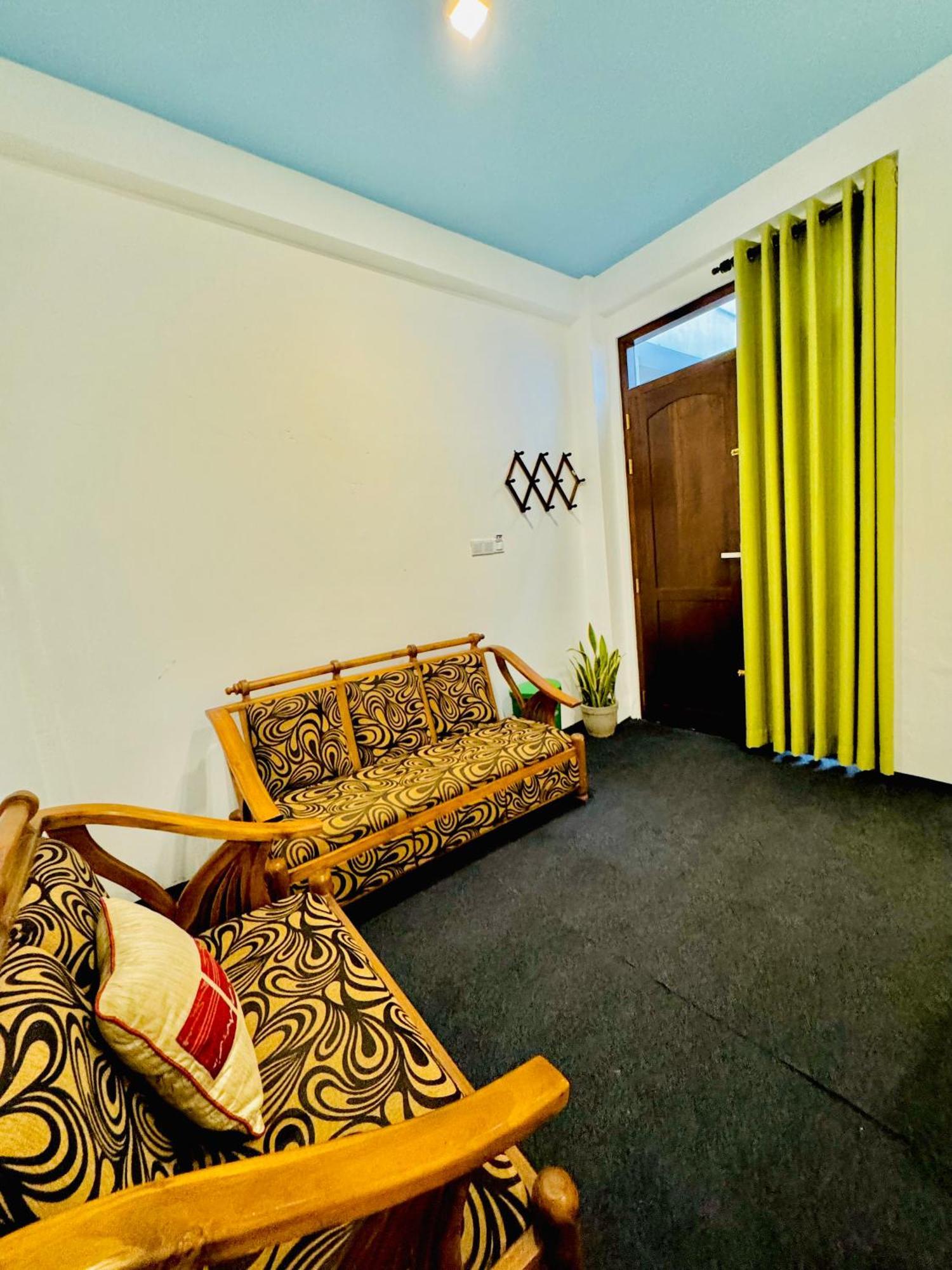 Sea Breeze Guest House Negombo Esterno foto